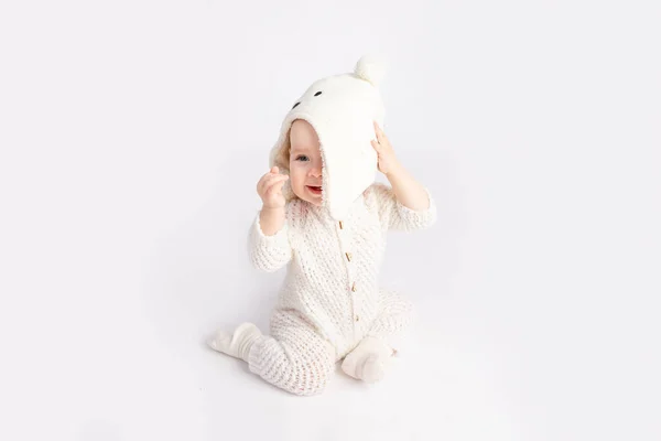 Das Kind Nimmt Den Hut Auf Weißem Isolierten Hintergrund Platz — Stockfoto