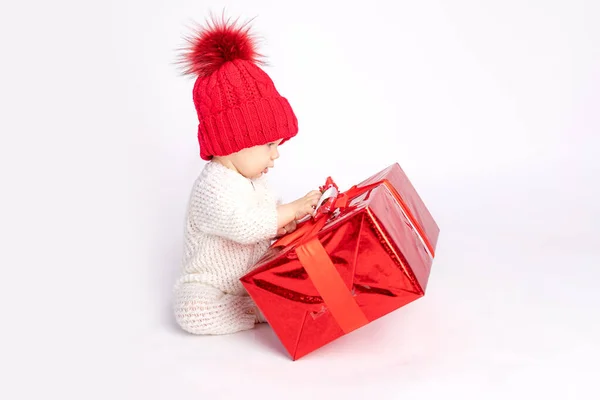 Bébé Avec Chapeau Rouge Cadeau Sur Fond Blanc Isolé Espace — Photo