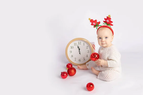 Baby Mit Uhr Geschenk Und Weihnachtskugeln Auf Weißem Hintergrund Platz — Stockfoto