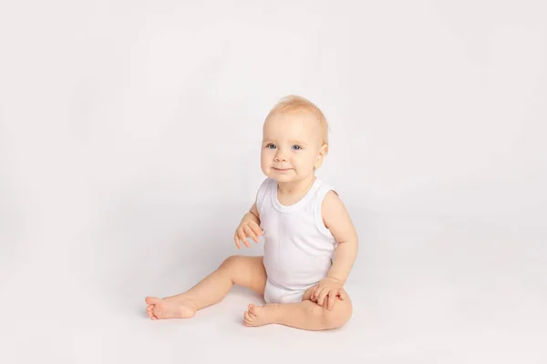 Criança Pequena Feliz Sentada Fundo Isolado Branco — Fotografia de Stock