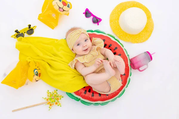 Uma Criança Sorridente Com Anel Natação Maiô Toalha Óculos Sol — Fotografia de Stock