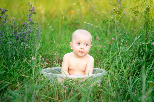 Baby Girl Months Old Bathes Basin Grass Summer — Stock Photo, Image