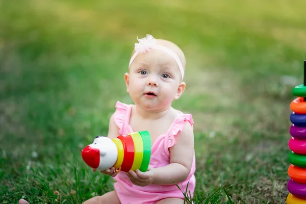 Baby Girl Months Old Sitting Grass Summer Playing Pyramid Early — Stock Photo, Image