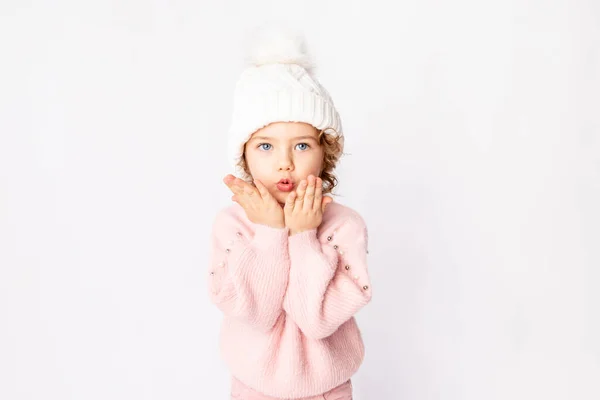 Χαριτωμένο Κοριτσάκι Ροζ Χειμωνιάτικα Ρούχα Λευκό Φόντο Φυσάει Από Χέρια — Φωτογραφία Αρχείου