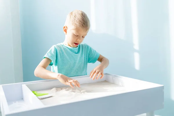 Kind Speelt Met Zand Thuis Tafel Tekenen Het Zand — Stockfoto