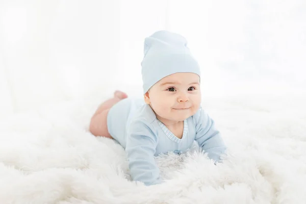Bebê Roupas Azuis Está Deitado Seu Estômago Tapete Branco — Fotografia de Stock