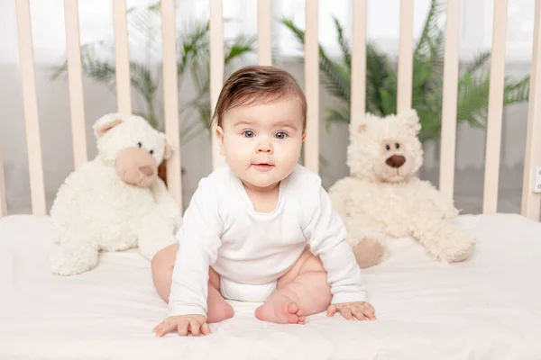 Bébé Six Mois Assis Dans Berceau Dans Body Blanc Avec — Photo