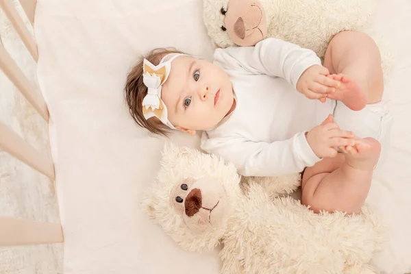 Μωρό Είναι Έξι Μηνών Κούνια Λευκό Κοστούμι Και Αρκουδάκι — Φωτογραφία Αρχείου
