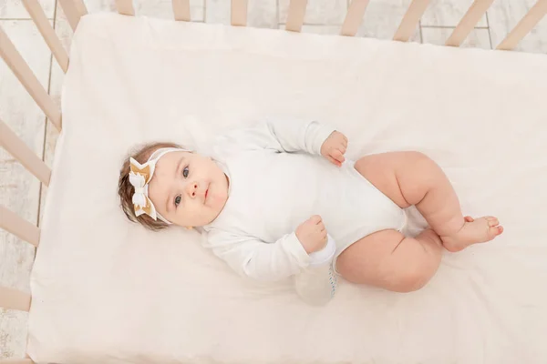 Bebê Seis Meses Cama Com Uma Garrafa Água Bodysuit Branco — Fotografia de Stock