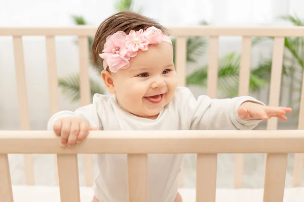 Niña Feliz Seis Meses Pie Cuna — Foto de Stock