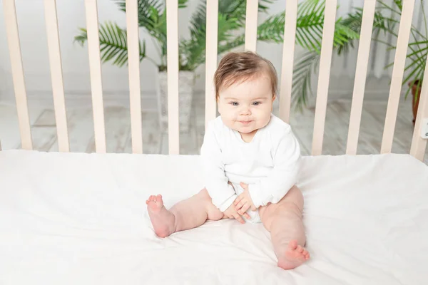Bebé Feliz Sentado Una Cuna Traje Cuerpo Blanco —  Fotos de Stock