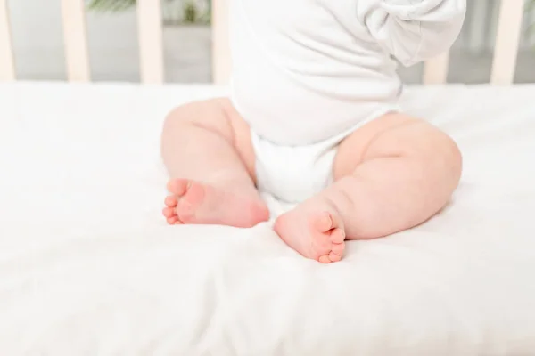 Beşikte Oturan Küçük Bir Çocuğun Bacakları — Stok fotoğraf