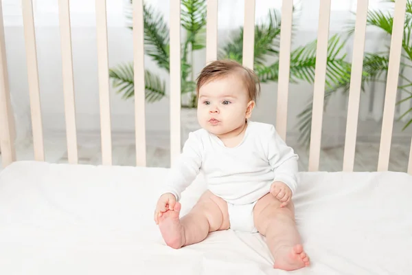 Bebé Feliz Sentado Una Cuna Traje Cuerpo Blanco —  Fotos de Stock