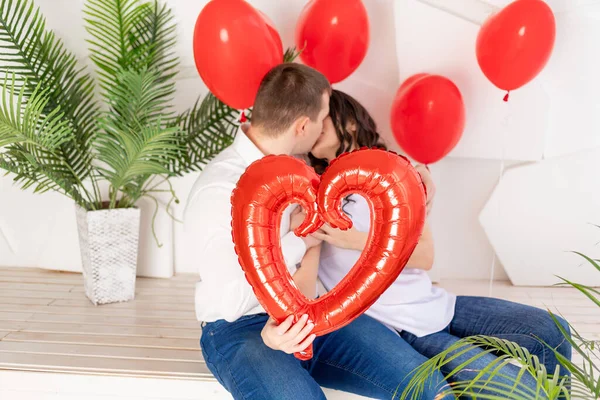 Coppia Amorevole Congratula Vicenda San Valentino Abbracciando Baciando Tenendo Grande — Foto Stock