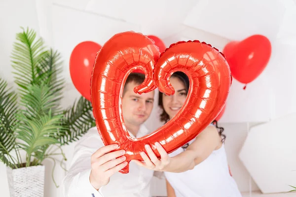 Walentynki Zakochana Para Trzymająca Wielkie Czerwone Serce — Zdjęcie stockowe
