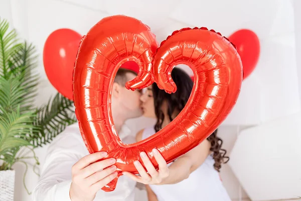 Coppia Amorevole Congratula Vicenda San Valentino Abbracciando Baciando Tenendo Grande — Foto Stock