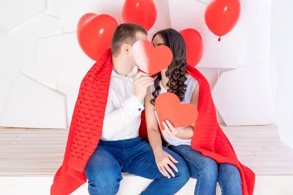 San Valentino Una Coppia Innamorata Che Bacia Dietro Cuore Rosso — Foto Stock