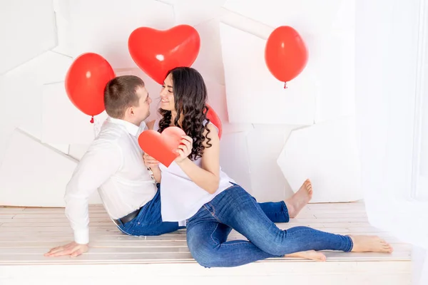 San Valentino Ragazzo Con Una Bella Ragazza Guarda Con Uno — Foto Stock