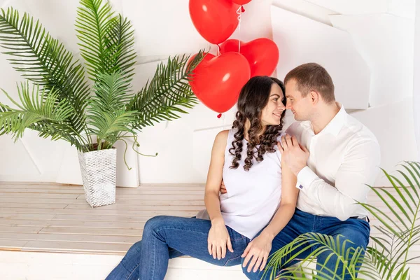 Coppia Amorevole Congratula Vicenda San Valentino Abbracciare Baciare — Foto Stock