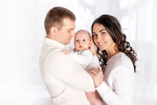 Família Jovem Feliz Com Bebê Recém Nascido Casa Pela Janela — Fotografia de Stock