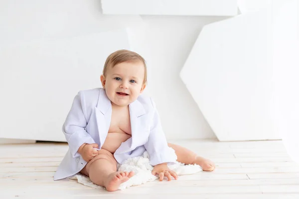 Konsepti Altı Aylık Beyaz Ceketli Küçük Şişman Bir Bebek Bebek — Stok fotoğraf