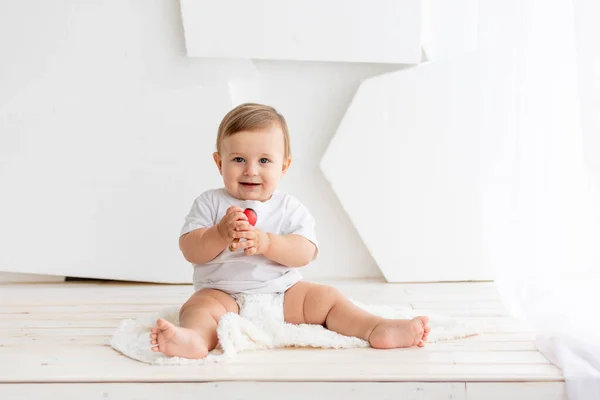 Çocuk Beyaz Tişörtlü Mutlu Küçük Bir Bebek Gibi Oynuyor Altı — Stok fotoğraf