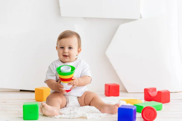 Bebê Brincando Com Cubos Coloridos Quarto Brilhante Casa — Fotografia de Stock