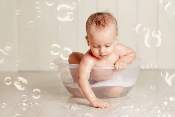 Bebê Toma Banho Lava Uma Bacia Com Espuma Bolhas Sabão — Fotografia de Stock