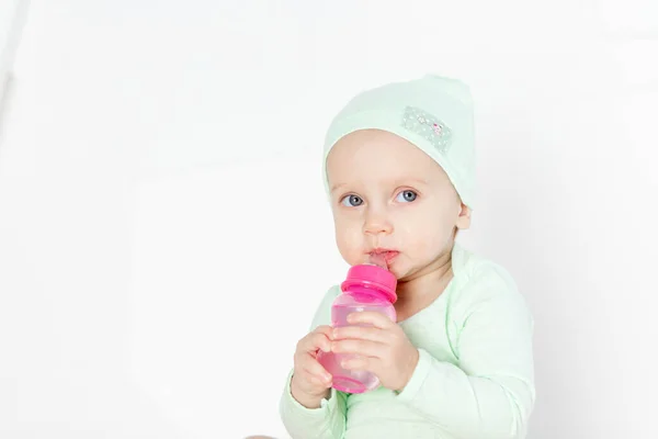 Babydrankjes Uit Een Fles Een Groen Bodysuit Het Concept Van — Stockfoto