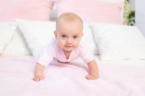 Niña Pequeña Meses Edad Arrastrándose Sobre Una Cama Blanca Rosa — Foto de Stock