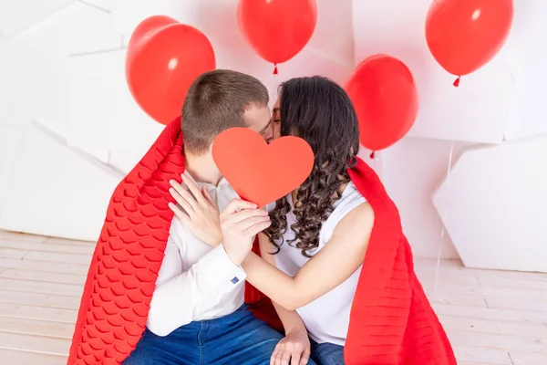 Saint Valentin Couple Amoureux Embrassant Derrière Cœur Rouge — Photo