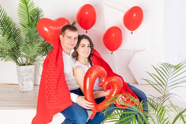 San Valentino Una Coppia Innamorata Con Grande Cuore Rosso — Foto Stock