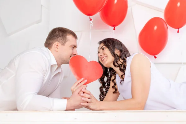 San Valentino Guardarsi Braccio Con Grande Cuore — Foto Stock