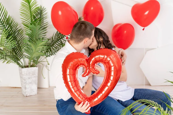 Coppia Amorevole Congratula Vicenda San Valentino Abbracciando Baciando Tenendo Grande — Foto Stock