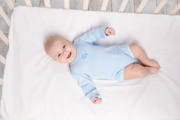 Gelukkig Baby Ligt Wieg Schattig Jongetje Van Zes Maanden Ligt — Stockfoto