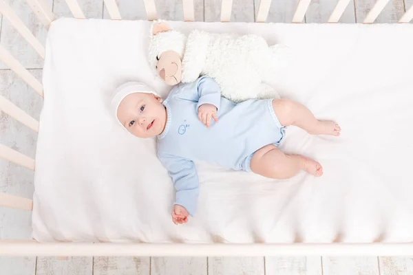 Bambino Culla Con Peluche Letto Sveglia Mattino Concetto Famiglia Nascita — Foto Stock