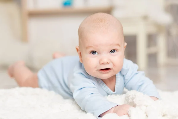 Baby Liegt Hause Kinderzimmer Mit Spielzeug Entwicklungskonzept Und Spielen — Stockfoto