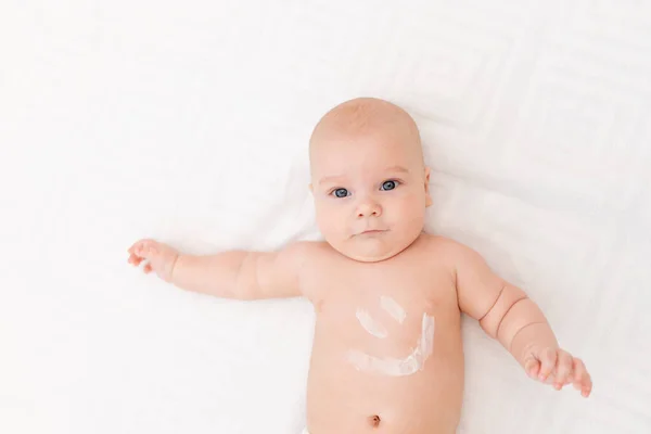 Bebé Con Una Sonrisa Estómago Sobre Fondo Claro —  Fotos de Stock