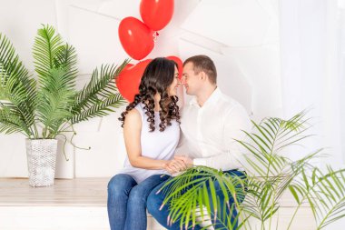 Sevgili çift sevgililer gününde birbirlerini tebrik eder, sarılırlar ve öpüşürler.