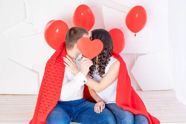 Saint Valentin Couple Amoureux Embrassant Derrière Cœur Rouge — Photo