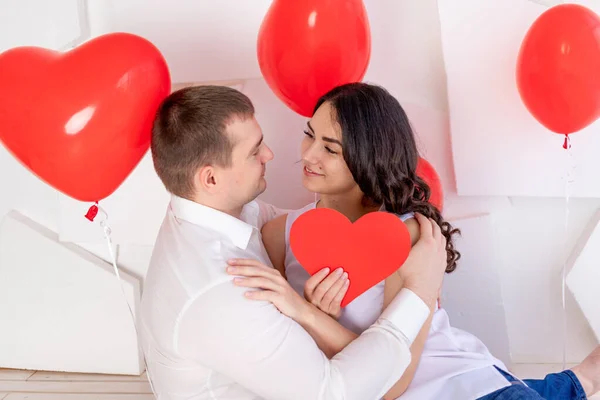 Valentinstag Ein Kerl Mit Einem Schönen Mädchen Schaut Einander Mit — Stockfoto