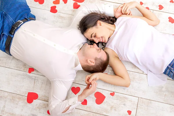 San Valentino Una Coppia Innamorata Giace Tra Cuori Sul Pavimento — Foto Stock