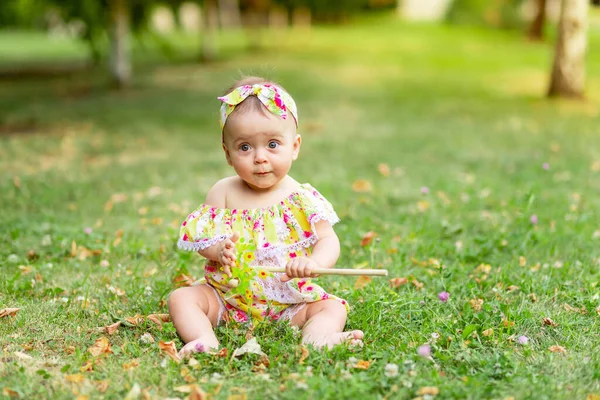 Baby Lawn Walks Summer Yellow Clothes Space Text — Stock Photo, Image