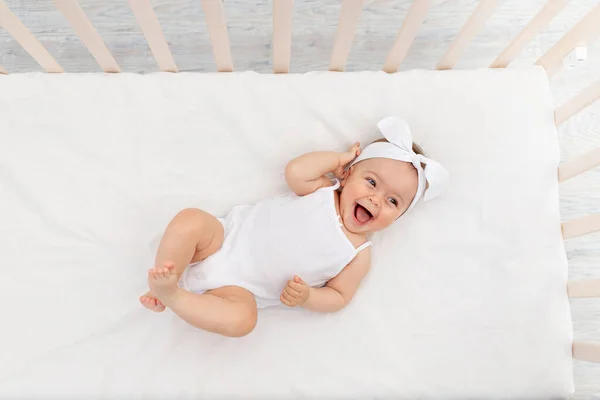 Mutlu Bebek Beyaz Bir Yatakta Çocuk Odasındaki Bir Beşikte Yatıyor — Stok fotoğraf