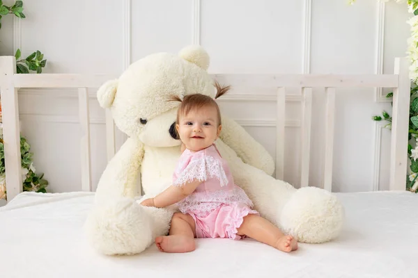 Menina Pequena Feliz Seis Meses Idade Sentado Uma Cama Branca — Fotografia de Stock