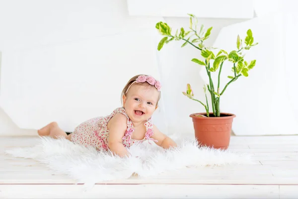 Uma Criança Pequena Uma Menina Está Deitada Seu Estômago Uma — Fotografia de Stock