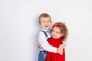 Oğlan kıza sarılıyor, çocuğun arkadaşlık ve sevgi kavramı.