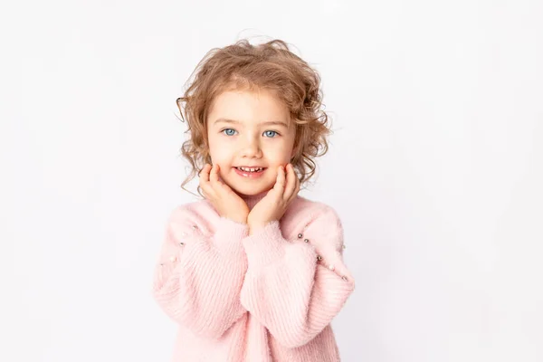 Маленька Дівчинка Рожевому Зимовому Одязі Білому Тлі Радіє Простір Тексту — стокове фото
