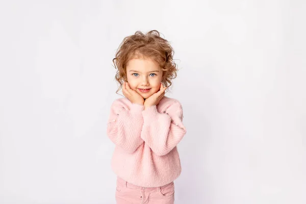 Κοριτσάκι Ροζ Χειμωνιάτικα Ρούχα Λευκό Φόντο Αγαλλίαση Χώρος Για Κείμενο — Φωτογραφία Αρχείου