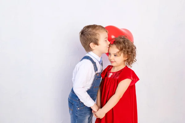 Figli San Valentino Ragazzo Baci Ragazza Cinque Anni Possesso Rosso — Foto Stock